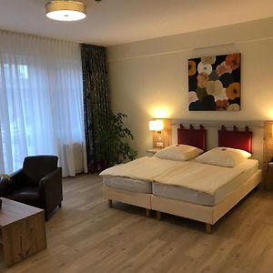 Großes Zimmer mit Kingsize-Bett